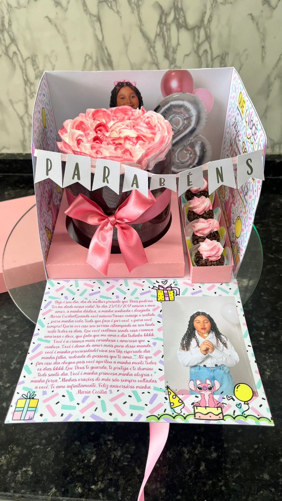 Caixa presente com bolo e doces