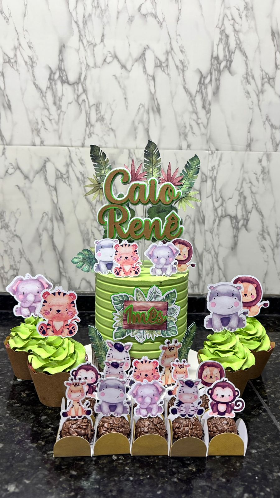 Kit de doces e mini bolos